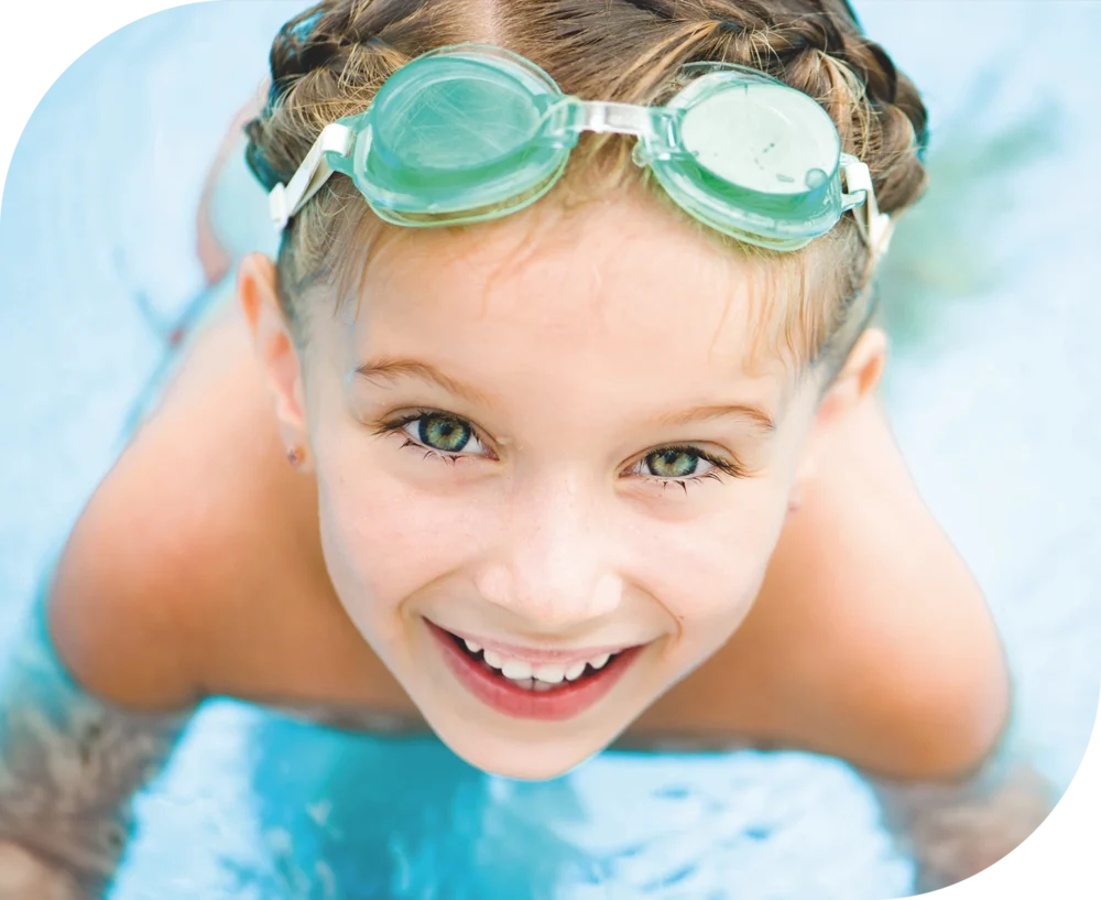 Kinedo Kind im sauberen Whirlpool dank UV-C-Desinfektion