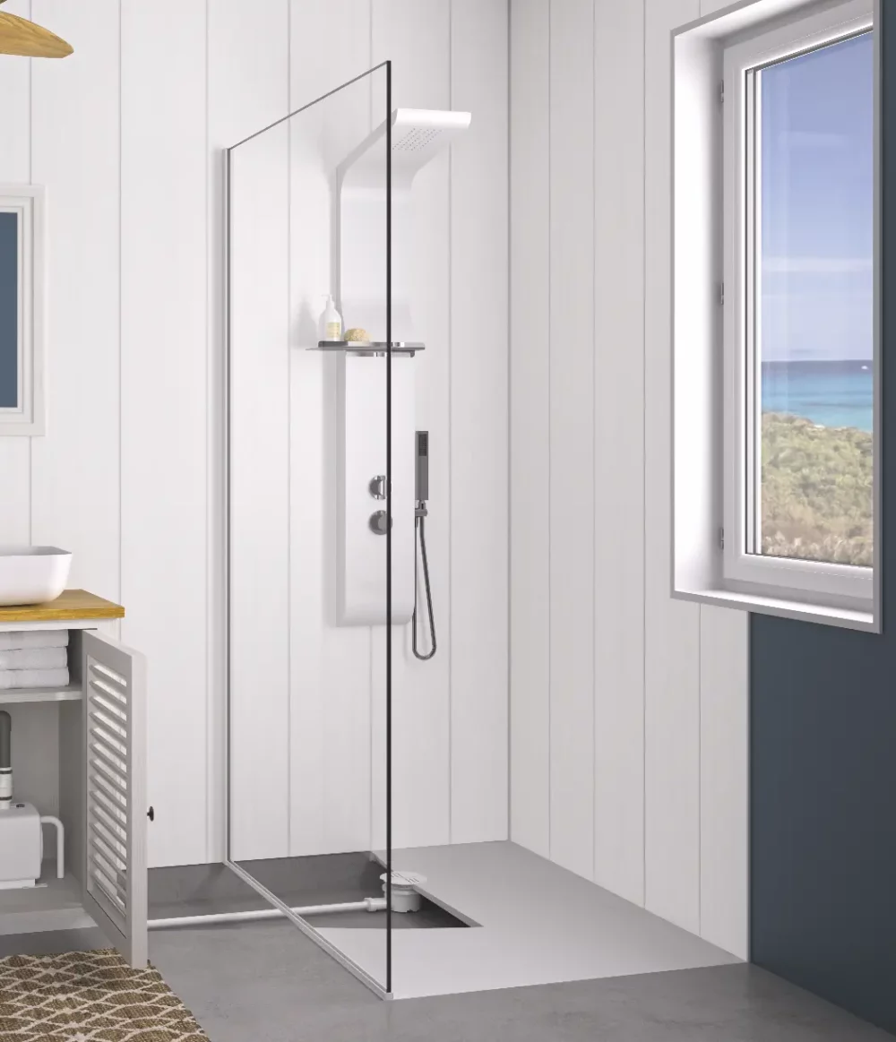 Barrierearme Komplett-Duschkabine mit Regenwasserdusche, Handbrause und silbernen Armaturen.
