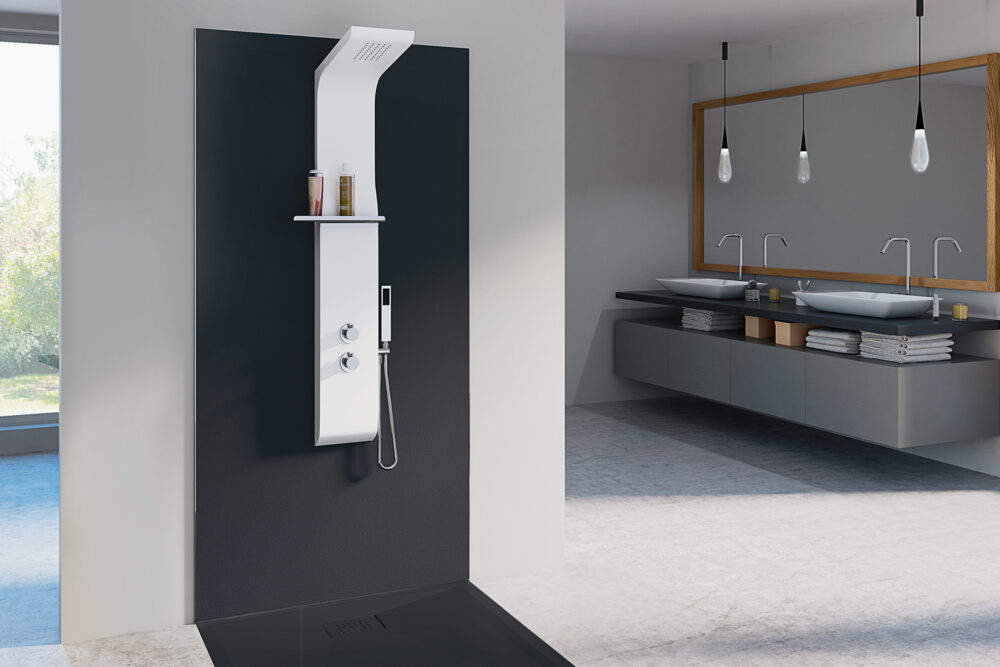 Geräumiges Bad mit einer barrierefreien Dusche.